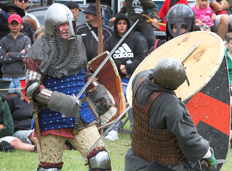 Medieval Market : Swords and Armour : Medieval Fighting : Levin : New Zealand : Richard Moore : Journalist : Photographer :